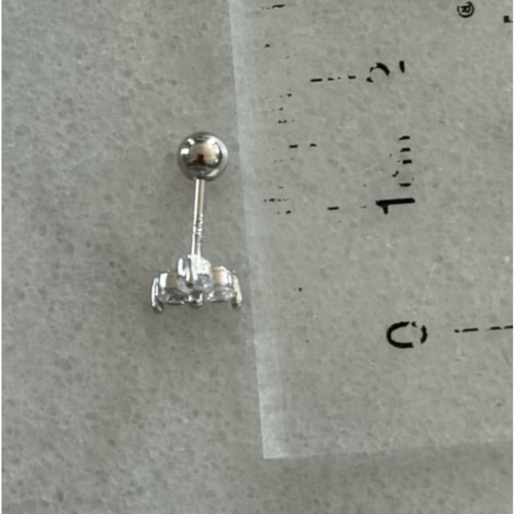 Sterling Silver Crystal Flower 3 Prong Cartilage Earring 

Brand New - Picture 4 of 4